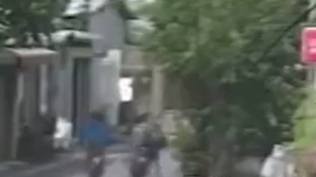 Thanh niên đi xe máy bị người đàn ông đạp ngã xuống đường 