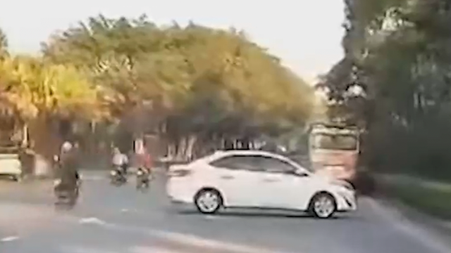 Ô tô ngang nhiên quay đầu đi ngược chiều gây mất an toàn giao thông