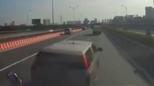 Xe bán tải vỡ đèn hậu vì tạt đầu container