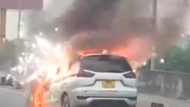 Ô tô bốc cháy dữ dội trên cao tốc