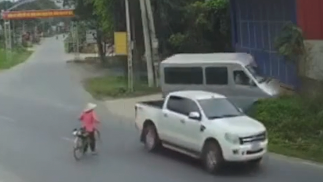 Người phụ nữ dừng xe giữa đường suýt gây tai nạn cho các phương tiện khác