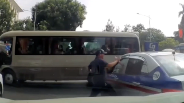 Tài xế lao xuống đánh người khi bị nhắc nhở