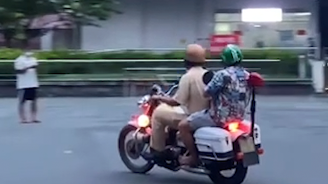 Hành động đẹp của cảnh sát giao thông chở hai cha con đi cấp cứu