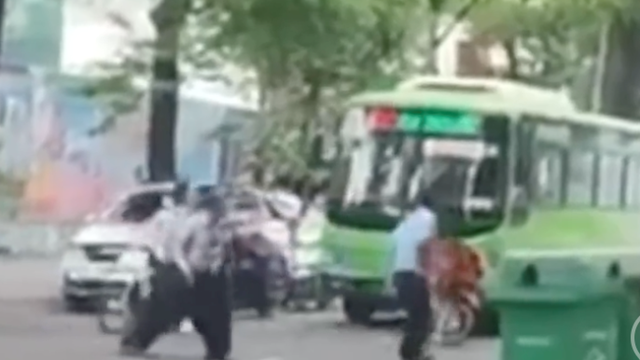 Tài xế, nhân viên xe buýt dừng giữa đường ẩu đả với người giao hàng