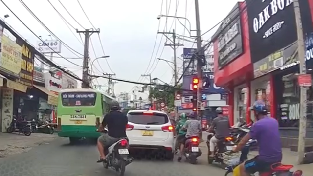 Xe buýt ngang nhiên vượt đèn đỏ gây nguy hiểm