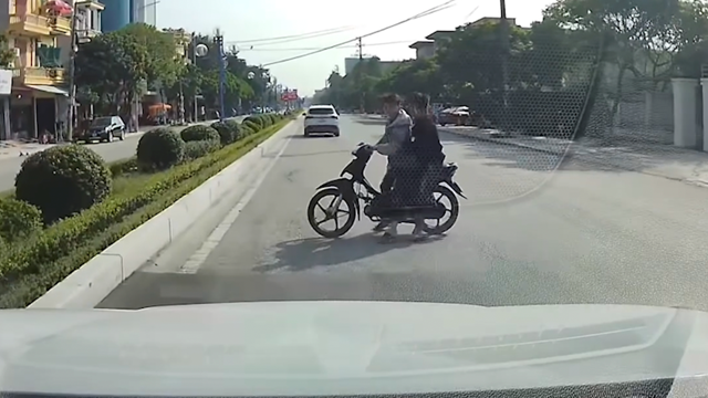 Quay đầu xe “ẩu” hai nam thanh niên đầu trần suýt gây tai nạn