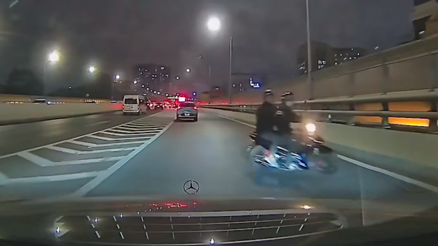 Quay đầu trên đường dành cho ô tô, hai thanh niên đi xe máy suýt gây tai nạn