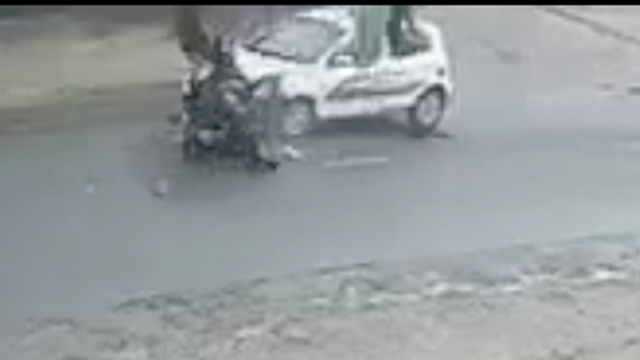 Xe máy tông trực diện ô tô con, 2 phụ nữ nguy kịch