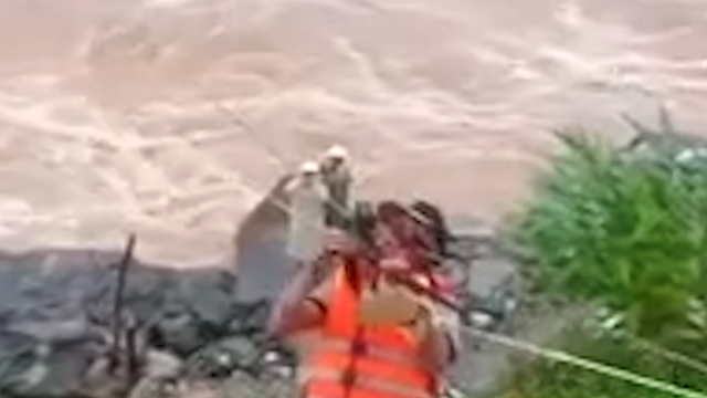 Dùng ròng rọc giải cứu 4 người mắc kẹt giữa sông