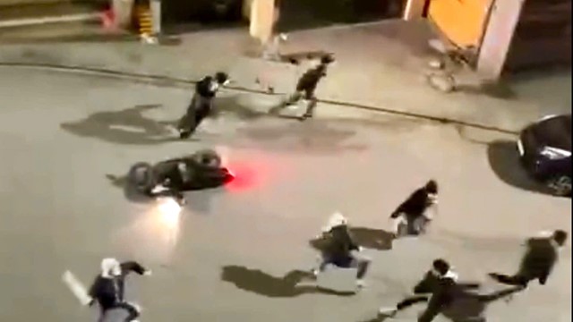 Nhóm thanh niên hỗn chiến, đập phá xe máy trong đêm