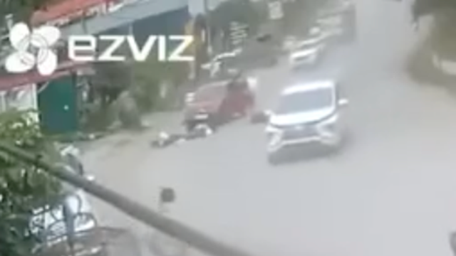 Khoảnh khắc 2 học sinh đi xe máy phóng nhanh tông thẳng vào ô tô