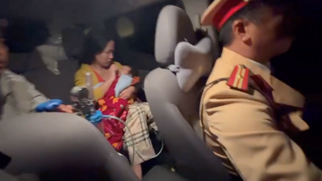 CSGT dùng xe đặc chủng đưa trẻ sơ sinh đến bệnh viện cấp cứu