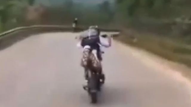 Nam sinh nằm trên yên xe máy điện, lao vun vút gây nguy hiểm