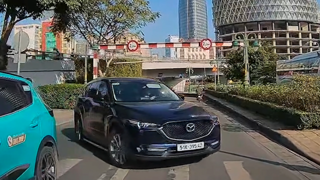 Ô tô chen lấn, rẽ trái kiểu ''cướp đường'' gây bức xúc