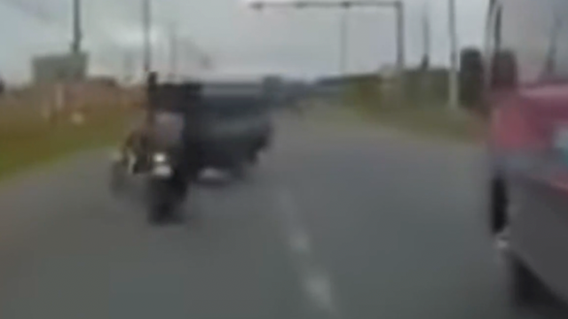 Khoảnh khắc xe máy phóng nhanh, lao thẳng vào xe ba gác