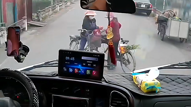 Bất chấp nguy hiểm, hai người phụ nữ dừng xe đạp giữa đường nói chuyện