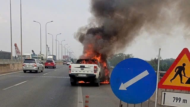 Ô tô cháy dữ dội trên cao tốc