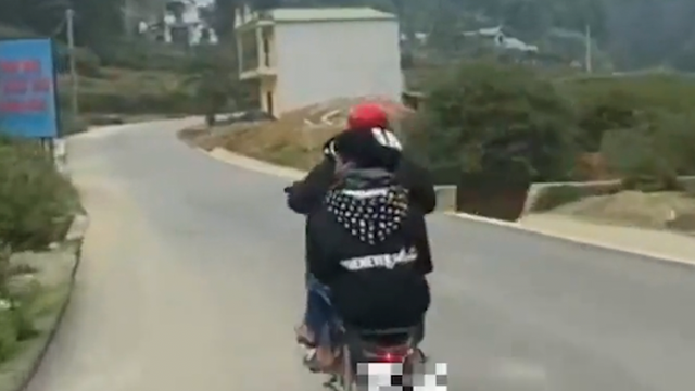 Nam thanh niên bốc đầu xe máy nguy hiểm