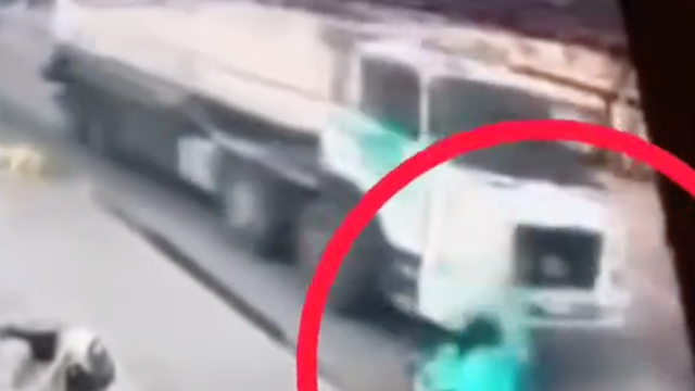 Khoảnh khắc xe bồn chạy lấn làn gây tai nạn chết người