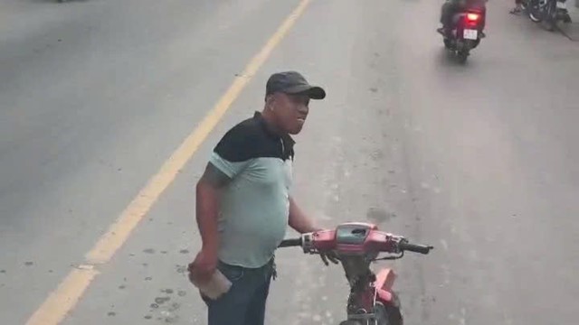 Dừng xe giữa đường chặn xe tải, tài xế xe máy cầm gạch ném, đe dọa