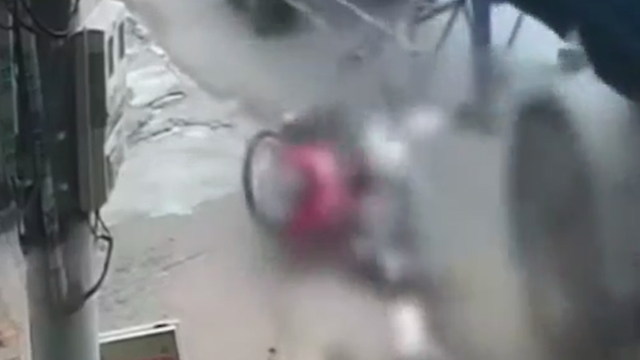 Xe đầu kéo lấn sát lề, tông 2 phụ nữ thương vong ở Bình Dương