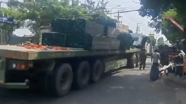 Sắt thép trên xe container đổ ập xuống đường gây nguy hiểm