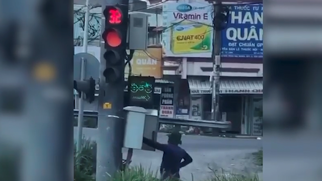 Người đàn ông trùm kín mặt đột ngột bấm đèn đỏ, xe không dừng kịp ở TP Hồ Chí Minh