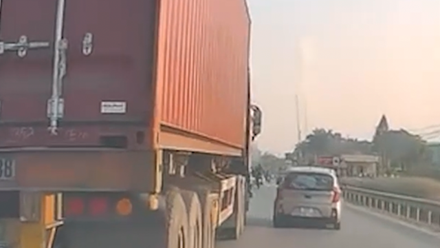Xe container chuyển làn đột ngột trên đường gây nguy hiểm