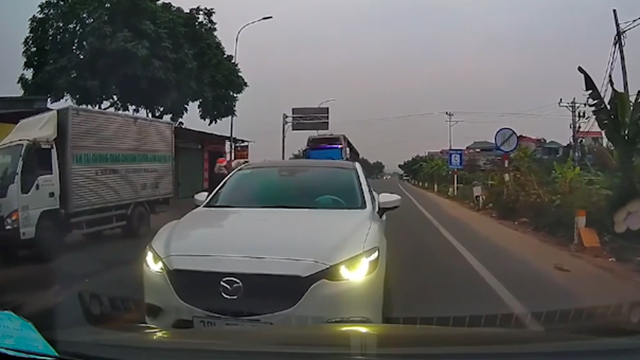 Tài xế đi sai luật còn thể hiện thái độ với xe đi đúng