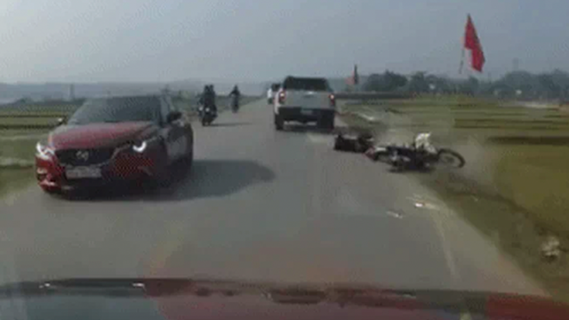 Xe bán tải chèn ngã hai người đi đường rồi bỏ chạy gây bức xúc