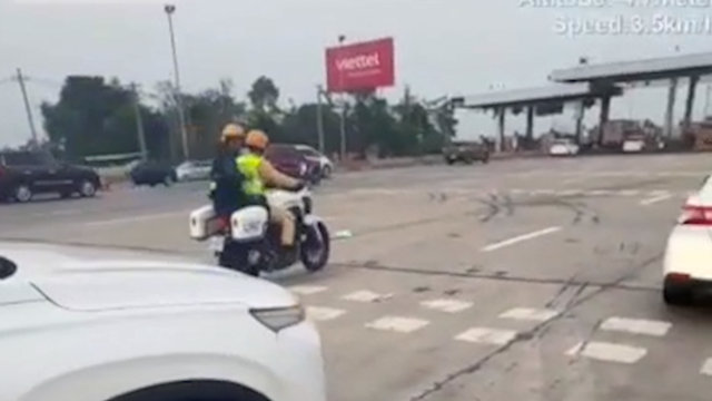 CSGT dùng xe đặc chủng mở đường cao tốc, giúp cháu bé kịp cấp cứu