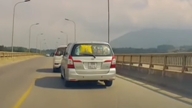 Tài xế Innova vượt ẩu trên cầu hẹp gây nguy hiểm