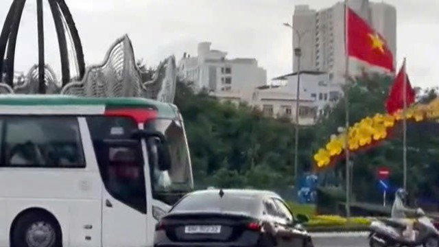 Người phụ nữ lái xe nẹt pô, lạng lách trên đường ở TP Nha Trang