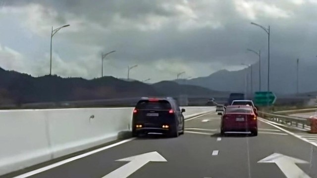 Ô tô 7 chỗ chạy lùi trên cao tốc Nha Trang - Cam Lâm