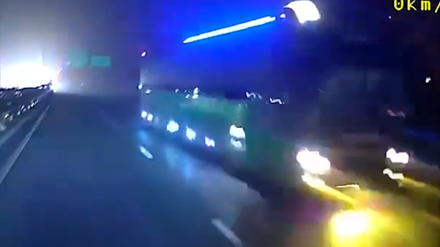 Xe khách đi ngược chiều cao tốc trong đêm