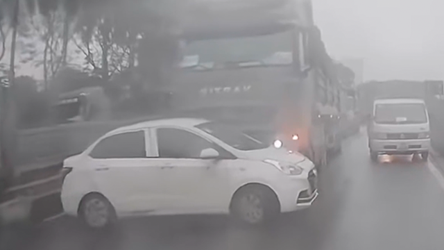 Xe ô tô chuyển làn tại điểm mù bị xe tải đâm xoay ngang