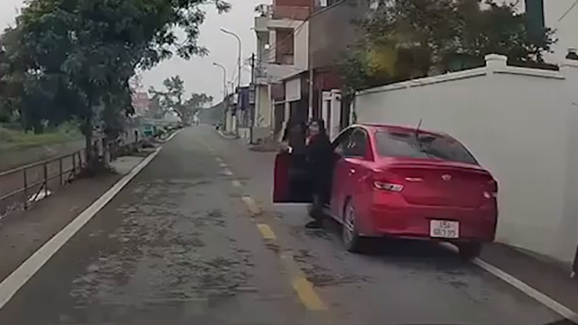 Người phụ nữ mở cửa xe ô tô bất cẩn suýt gây tai nạn