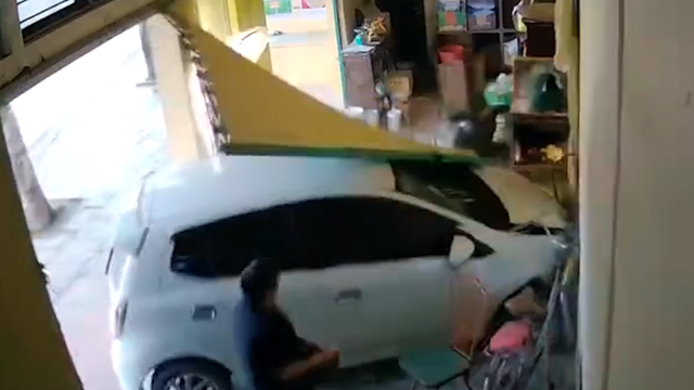 Xe ô tô lao vào nhà dân, tông thẳng vào một phụ nữ đang ngồi