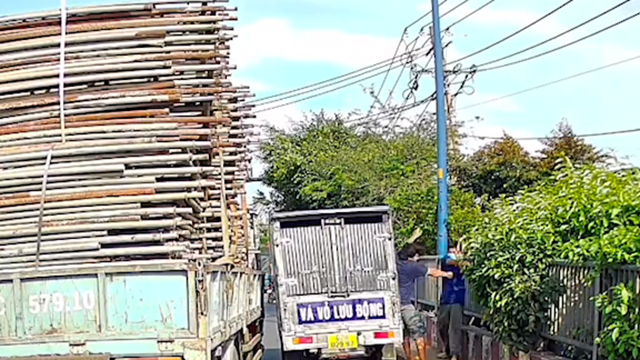 Hai tài xế dừng ô tô trên cầu rồi lao vào đánh nhau