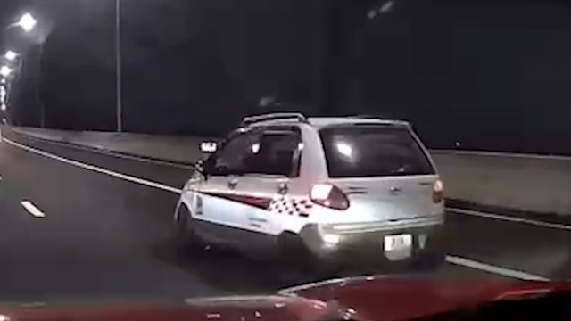 Xử phạt tài xế vừa lái xe vừa dùng điện thoại quay video