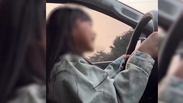 Clip bố giao vô lăng ô tô cho bé gái cầm lái gây xôn xao