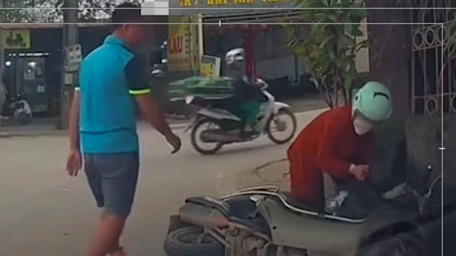 Giật mình khi rẽ, nữ tài xế xe máy tự ngã trước đầu ô tô