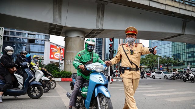 Nhiều tài xế xe ôm công nghệ vi phạm giao thông