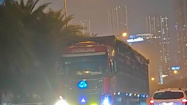 Xe đầu kéo đi ngược chiều ở Hà Nội gây nguy hiểm