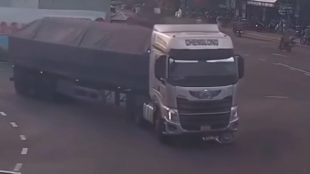 Cuốn vào gầm xe đầu kéo, người đàn ông thoát chết kỳ diệu