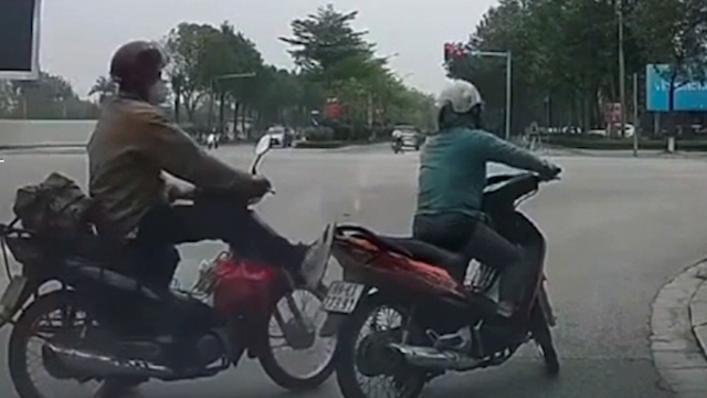 Người phụ nữ bị đạp vào xe máy khi chắn lối rẽ phải