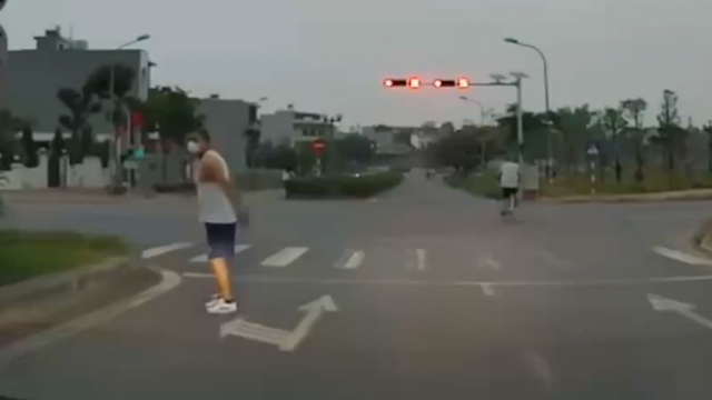 Người đàn ông ngang nhiên đứng giữa đường tập thể dục gây nguy hiểm