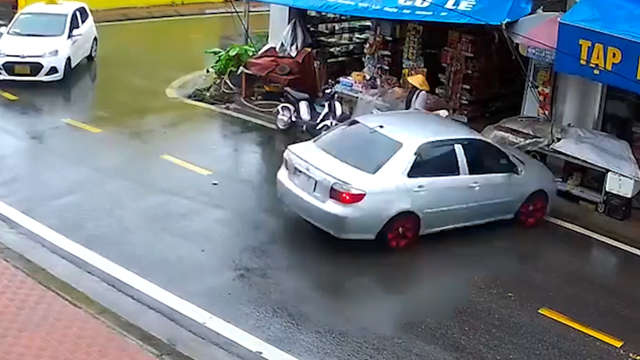 Đi qua ngã tư, ô tô bị đâm xoay 180 độ