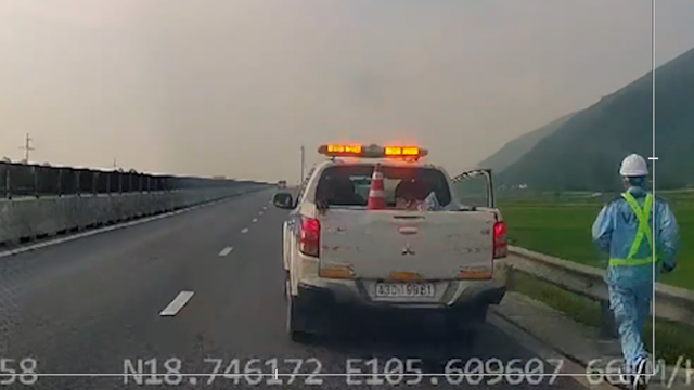 Dừng xe trên cao tốc Diễn Châu – Bãi Vọt, tài xế ô tô phía sau phanh dúi dụi mới thoát nạn