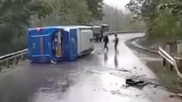 Đường trơn trượt, xe khách lật nghiêng trên quốc lộ 6